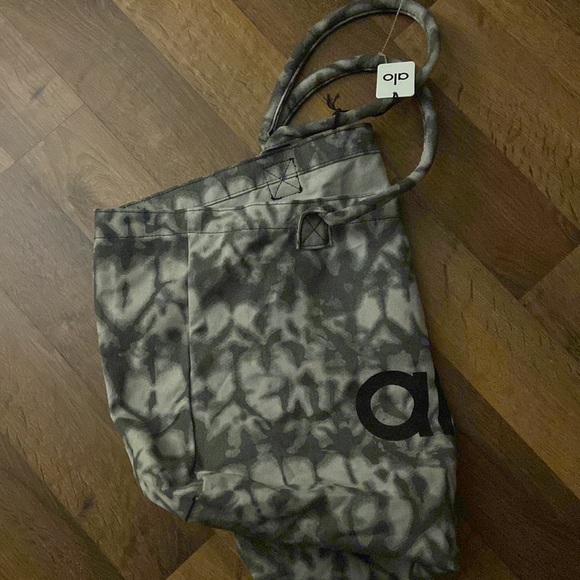 alo oversized yoga bag; never used w. tags. - Picture 5 of 9